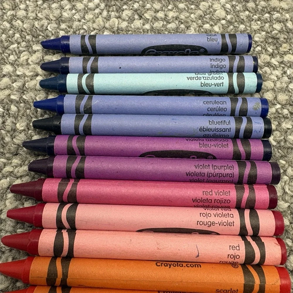 Crayola Introducing Bluetiful 24 Pack Crayons EUC 2017